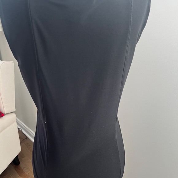 Black shell with becoming neckline - Picture 3 of 4